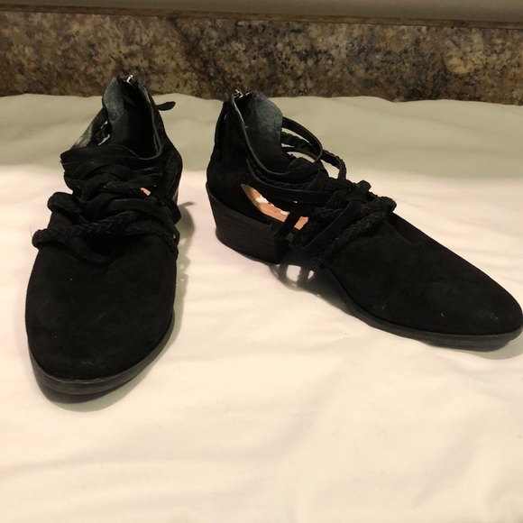 Caslon Shoes - 🎀 5/$20 🎀 Caslon Strappy black heels/booties